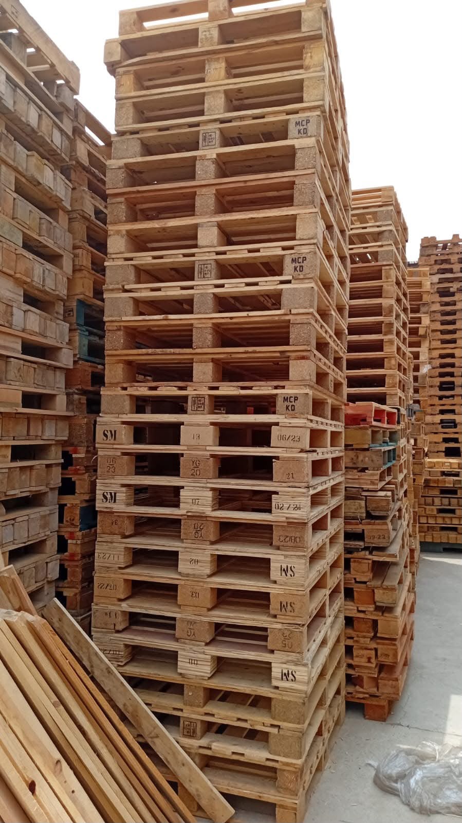 Stock de parihuelas de madera encajonadas apiladas